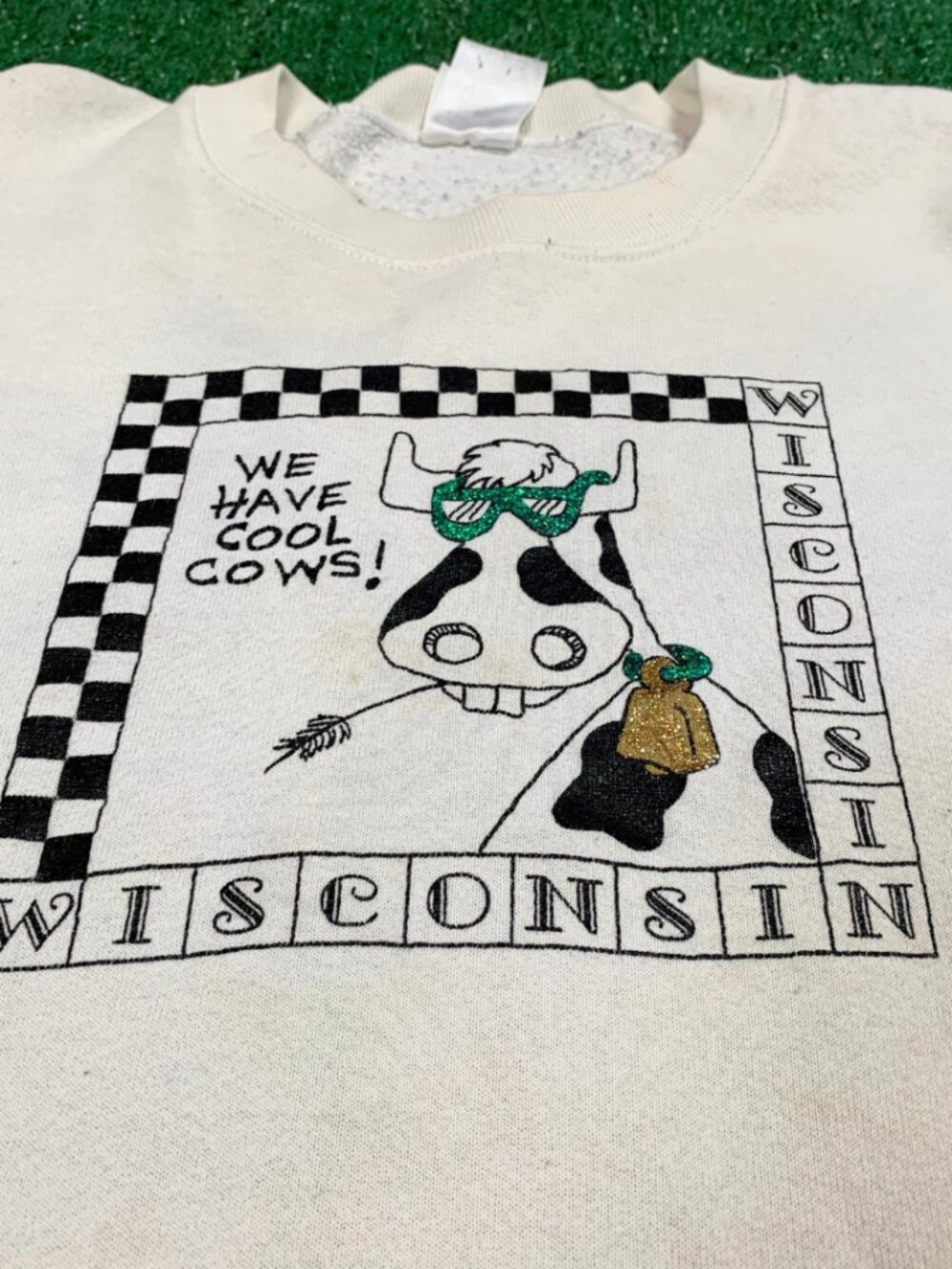 We Have Cool Cows Wisconsin Vintage 90s Crewneck Sweatshirt Cream XL